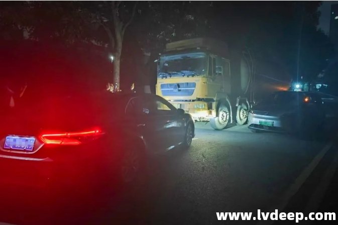 松山湖分局聯(lián)合城管分局連續(xù)蹲點，截停偷排槽罐車